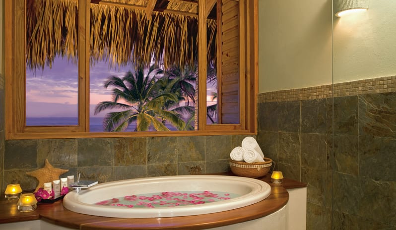 ROMANTIC JUNIOR SUITE POOL VIEW BATHTUB